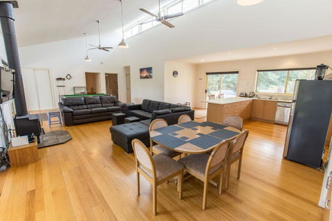 Acacia Lakehouse The Lake At Your Doorstep - Mackay Tourism 1