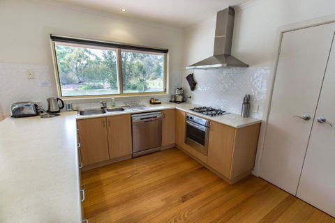 Acacia Lakehouse The Lake At Your Doorstep - Mackay Tourism 4
