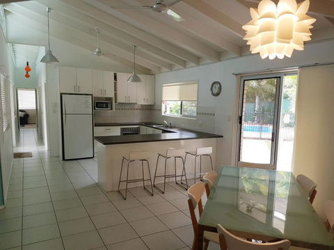 15 Larapinta Court Family Home With Swimming Pool In A Quiet Street & Central Location Close To CBD - Mackay Tourism 1
