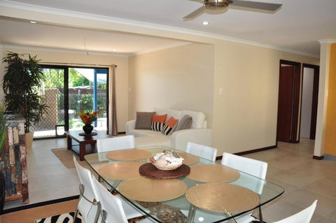 43 Double Island Drive Two Level Holiday Home With Swimming Pool. Located Close To Beach & CBD - Mackay Tourism 6