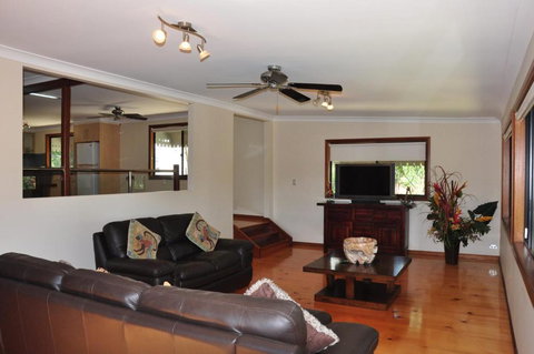 43 Double Island Drive Two Level Holiday Home With Swimming Pool. Located Close To Beach & CBD - Mackay Tourism 5