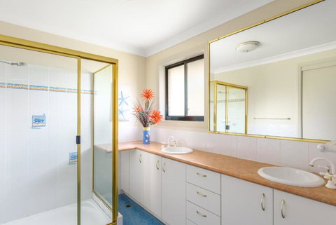 2 / 80 Cooloola Drive Comfortable & Cosy Unit Enjoying Ocean Views & Views To Fraser Island - Mackay Tourism 2