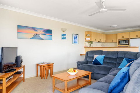 2 / 80 Cooloola Drive Comfortable & Cosy Unit Enjoying Ocean Views & Views To Fraser Island - Mackay Tourism 3
