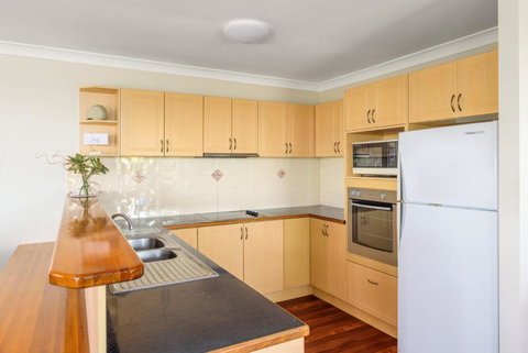 2 / 80 Cooloola Drive Comfortable & Cosy Unit Enjoying Ocean Views & Views To Fraser Island - Mackay Tourism 4