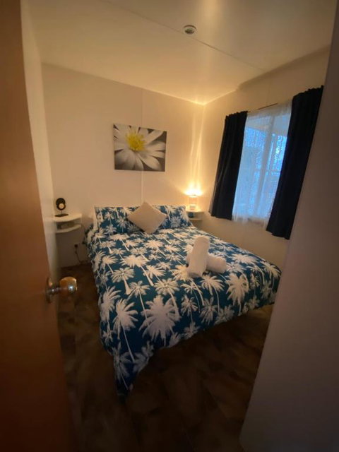 Rocks Retreat Cabin Dolphin - Mackay Tourism 1