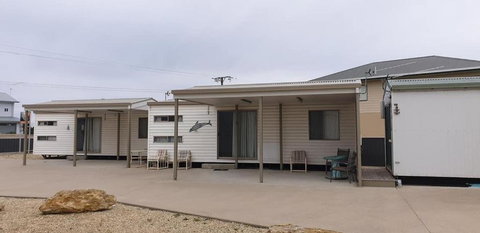 Rocks Retreat Cabin Dolphin - Mackay Tourism 3