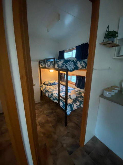 Rocks Retreat Cabin Dolphin - Mackay Tourism 6