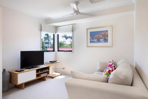 Wake Up To Ocean Views In Stylish Comfort - Mackay Tourism 3