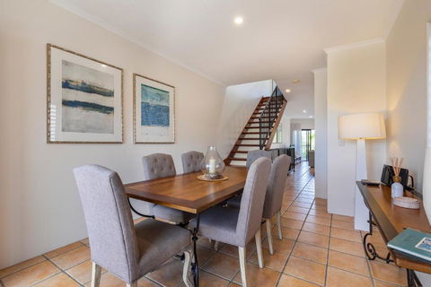 Wake Up To Ocean Views In Stylish Comfort - Mackay Tourism 2