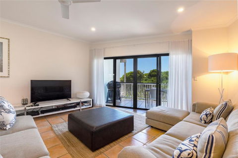 Wake Up To Ocean Views In Stylish Comfort - Mackay Tourism 5