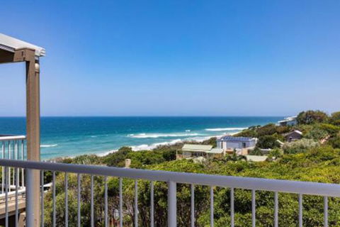 Wake Up To Ocean Views In Stylish Comfort - Mackay Tourism 0