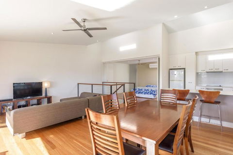 Unit 5 Rainbow Surf Modern Double Storey Townhouse With Large Shared Pool Close To Beach & Shop - Mackay Tourism 6