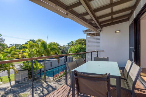 Unit 5 Rainbow Surf Modern Double Storey Townhouse With Large Shared Pool Close To Beach & Shop - Mackay Tourism 3