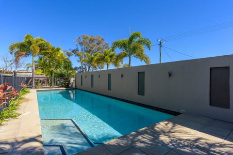 Unit 5 Rainbow Surf Modern Double Storey Townhouse With Large Shared Pool Close To Beach & Shop - Mackay Tourism 1