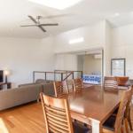 Unit 5 Rainbow Surf Modern Double Storey Townhouse With Large Shared Pool Close To Beach & Shop - Mackay Tourism 0