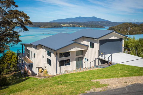 Hillcrest Views Of Wagonga - Mackay Tourism 3