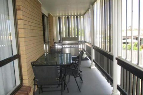Comfy & Cosy (Upstairs) - Mackay Tourism 7
