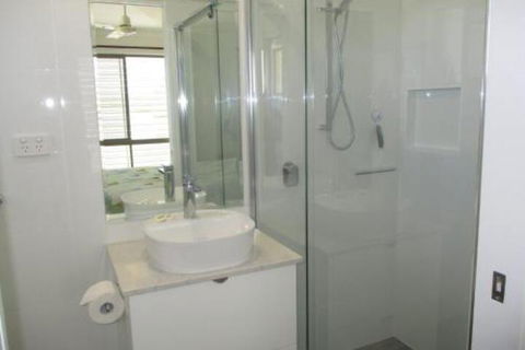 Comfy & Cosy (Upstairs) - Mackay Tourism 4