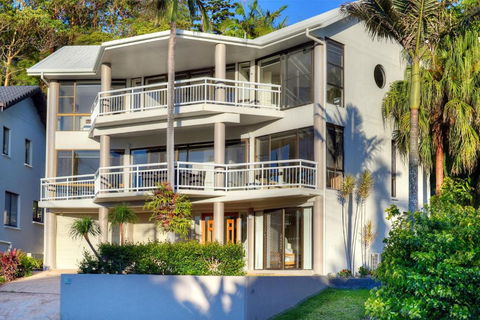 BEACHSIDE MANOR Walk To The Beach - Mackay Tourism 4