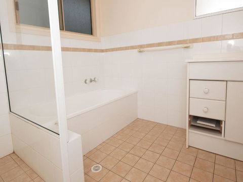 Modern 3 Bedroom Townhouse - Mackay Tourism 3
