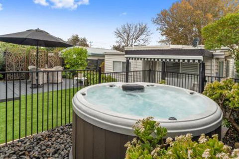 Amber Cottage Luxury Seaside Retreat With Outdoor Spa! - Mackay Tourism 4