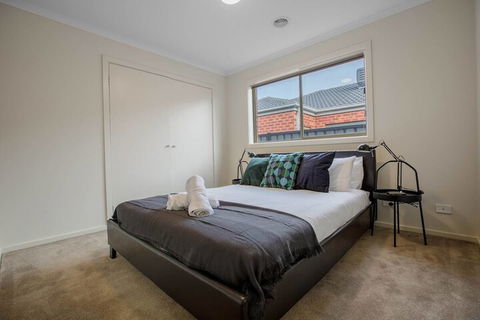 Spacious Lovely Home In Point Cook - Mackay Tourism 7
