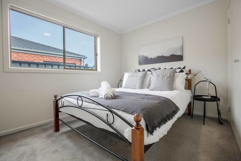 Spacious Lovely Home In Point Cook - Mackay Tourism 2
