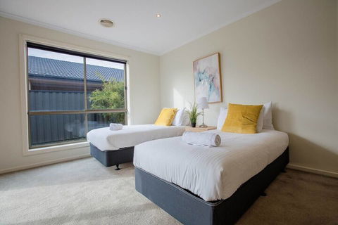 Spacious Lovely Home In Point Cook - Mackay Tourism 1