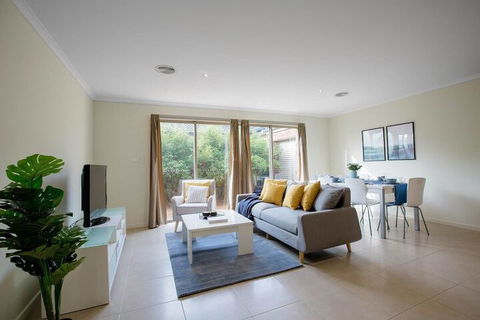 Spacious Lovely Home In Point Cook - Mackay Tourism 4