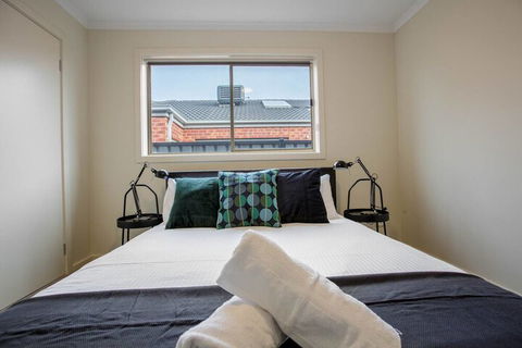 Spacious Lovely Home In Point Cook - Mackay Tourism 6