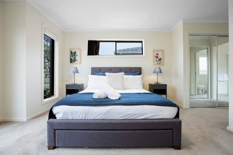Spacious Lovely Home In Point Cook - Mackay Tourism 3