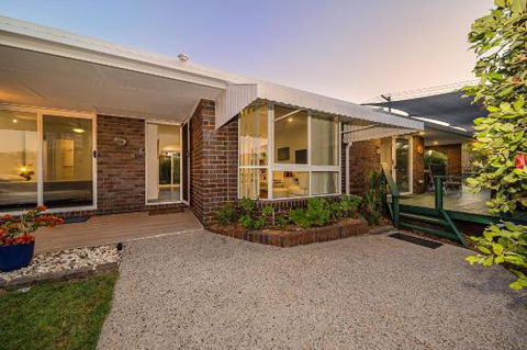 Woorim Secluded Palms Cottage - Mackay Tourism 1