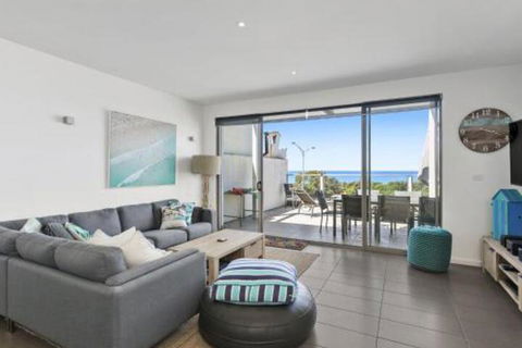WATERFRONT SEVEN In The Heart Of Lorne - Mackay Tourism 5
