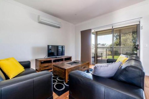 SURFSIDE LAKEVIEWS FREE WIFI - Mackay Tourism 5