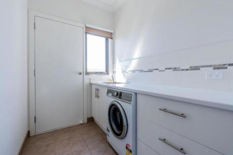 SURFSIDE LAKEVIEWS FREE WIFI - Mackay Tourism 4