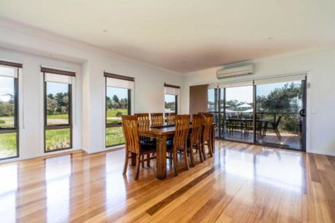 SURFSIDE LAKEVIEWS FREE WIFI - Mackay Tourism 3