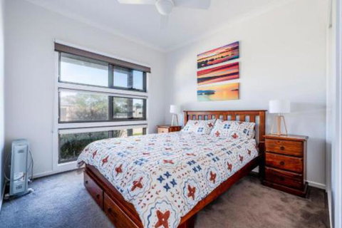 SURFSIDE LAKEVIEWS FREE WIFI - Mackay Tourism 6