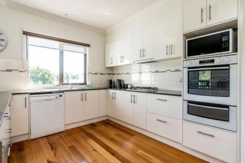 SURFSIDE LAKEVIEWS FREE WIFI - Mackay Tourism 2