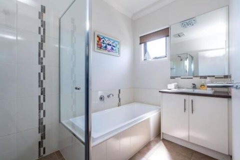 SURFSIDE LAKEVIEWS FREE WIFI - Mackay Tourism 7