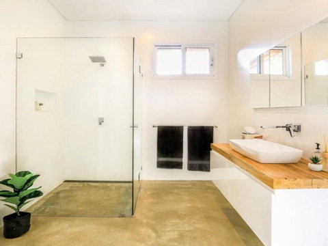 Amaroo Modern Luxurious & Chic - Mackay Tourism 3