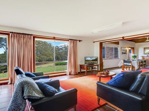 Captains Lookout Elevated Ocean Views Rural Stay - Mackay Tourism 3