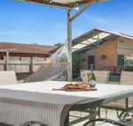 Cleveland Place walk to beach  shops - Mackay Tourism