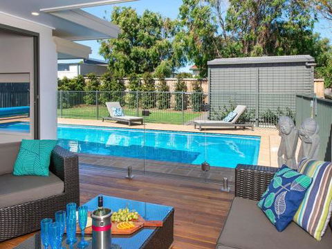 Emerald Coastal Walk Swimming Pool Pet Friendly - Mackay Tourism 3