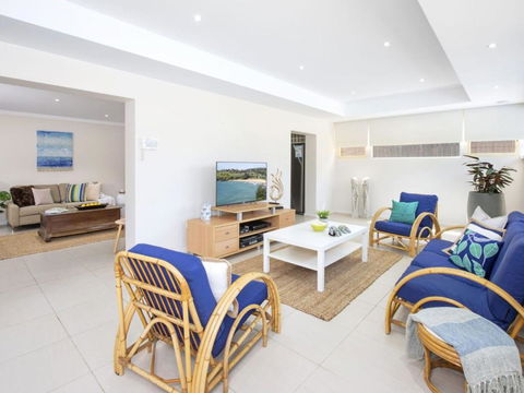 Emerald Coastal Walk Swimming Pool Pet Friendly - Mackay Tourism 6