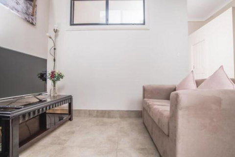 Scenic Illawong Riverside Getaway 1bed1bath Unit - Mackay Tourism 3