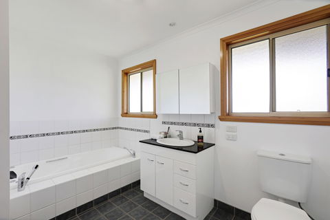 Yarragon 4 Bedroom House In Gippsland - Mackay Tourism 5