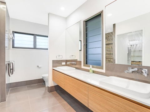 WATERFRONT HOME BORDERING MOOLOOLABA - Mackay Tourism 1