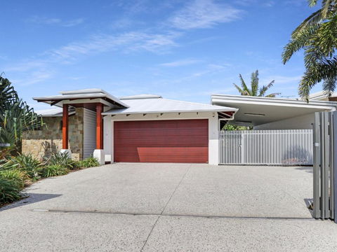 WATERFRONT HOME BORDERING MOOLOOLABA - Mackay Tourism 2