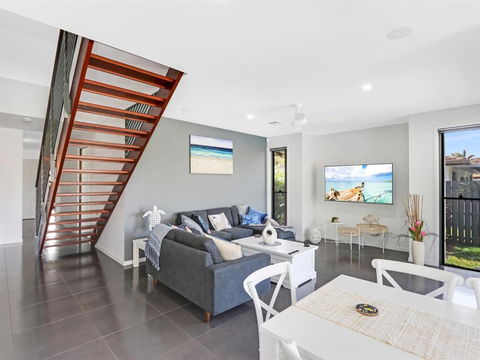 WATERFRONT HOME BORDERING MOOLOOLABA - Mackay Tourism 5