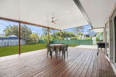 Beach Shack On Towners - Mackay Tourism 5